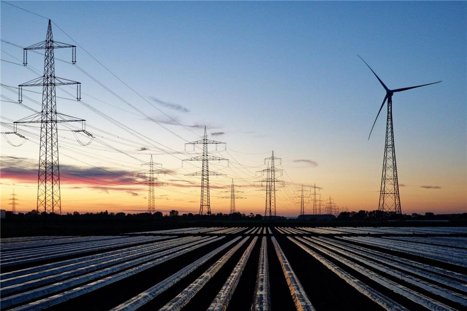 Milliardenteure Entschädigungen für die Abregelung von Wind- und Solaranlagen sollen nach einem Gesetzentwurf sinken. (Symbolbild)Henning Kaiser/dpa