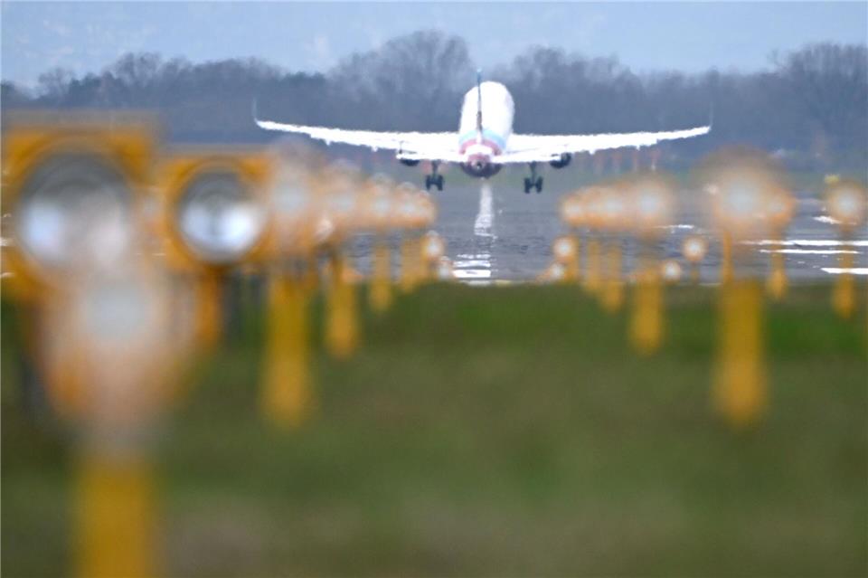Millionen Menschen stiegen in NRW seit Jahresbeginn ein Flugzeug. (Symbolbild)Federico Gambarini/dpa