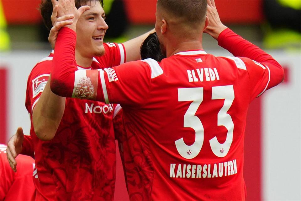 Milos Lukovic (links) jubelt mit Jan Elvedi über sein Tor zum 1:0.Thomas Frey/dpa