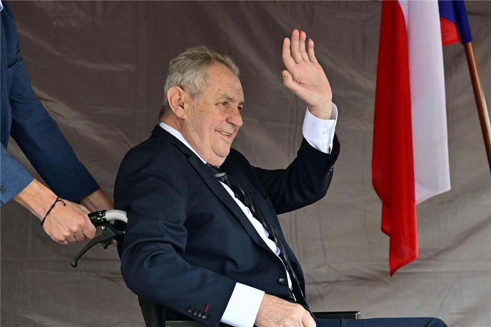 Miloš Zeman, ehemaliger Staatspräsident von Tschechien, wurde bei der Demo gegen den Sudetendeutschen Tag im Rollstuhl auf das Podium geschoben.·álek Václav/CTK/dpa