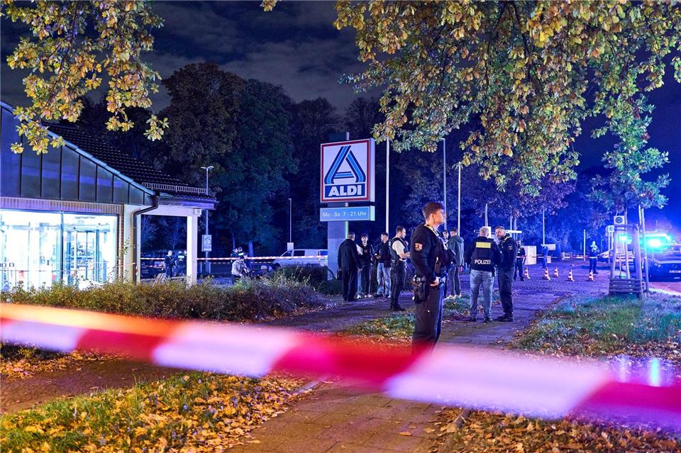 Mindestens eine Person wurde verletzt und in ein Krankenhaus gebracht. Michael Ukas/dpa