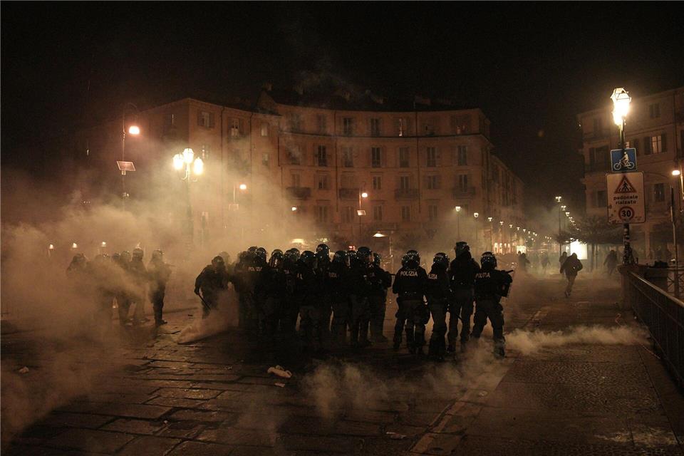 Mindestens elf Polizisten wurden bei den Krawallen verletzt.Marco Alpozzi/LaPresse via ZUMA Press/dpa