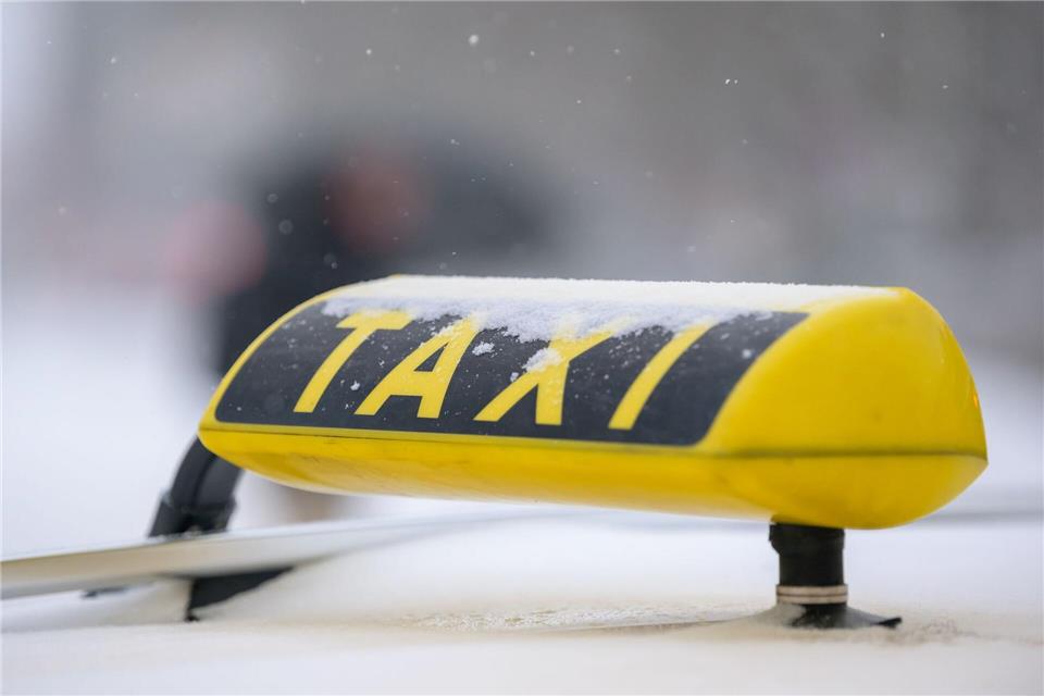 Mindestpreise sollen in einigen Städten das Taxi-Gewerbe schützen. (Symbolbild)Jonas Walzberg/dpa