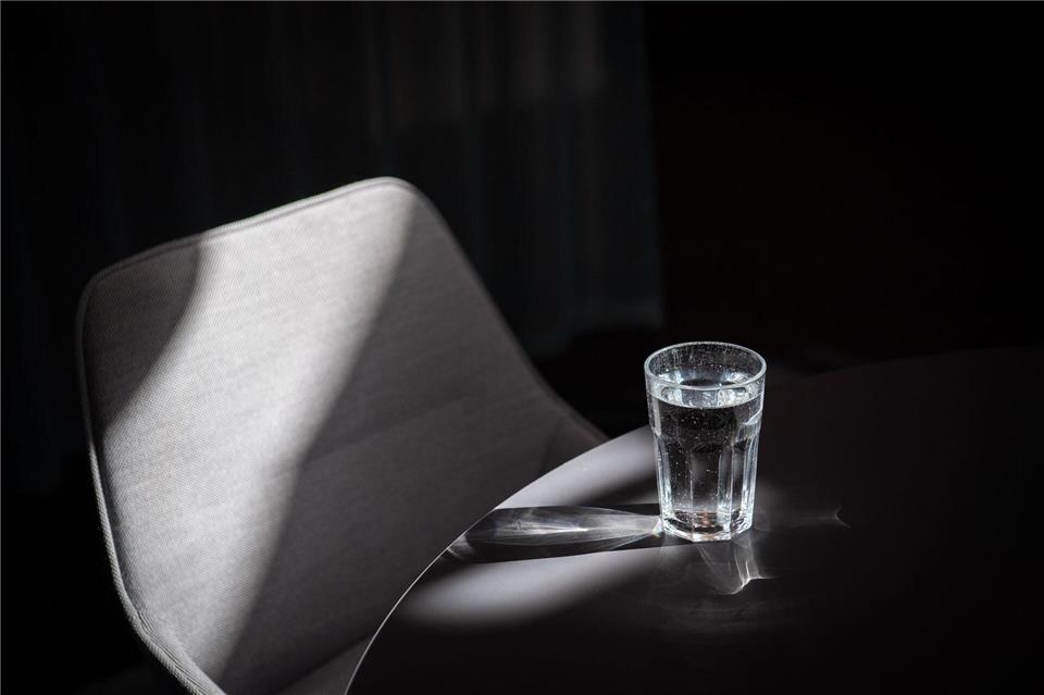 Muss es kostenloses Trinkwasser am Arbeitsplatz geben? Mineralwasser am Arbeitsplatz? Darauf gibt keinen gesetzlichen Anspruch. Zacharie Scheurer/dpa-tmn