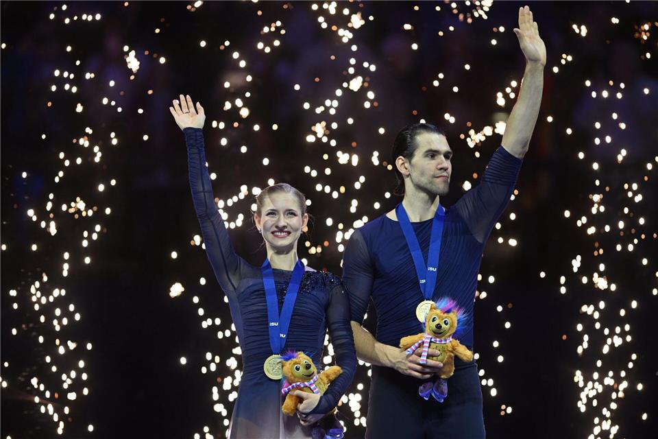 Minerva Hase (l) und Nikita Volodin feierten ihren Gold-Coup.Øíhová Michaela/CTK/dpa