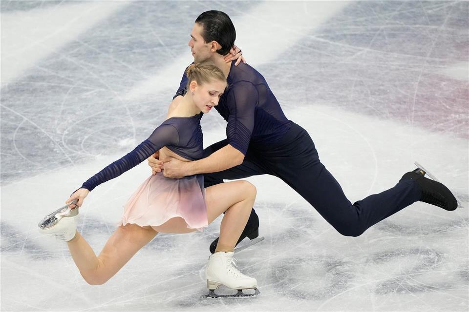 Minerva Hase (l) und Nikita Volodin fielen in der Kür vom ersten auf den dritten Platz zurück.Natacha Pisarenko/AP/dpa