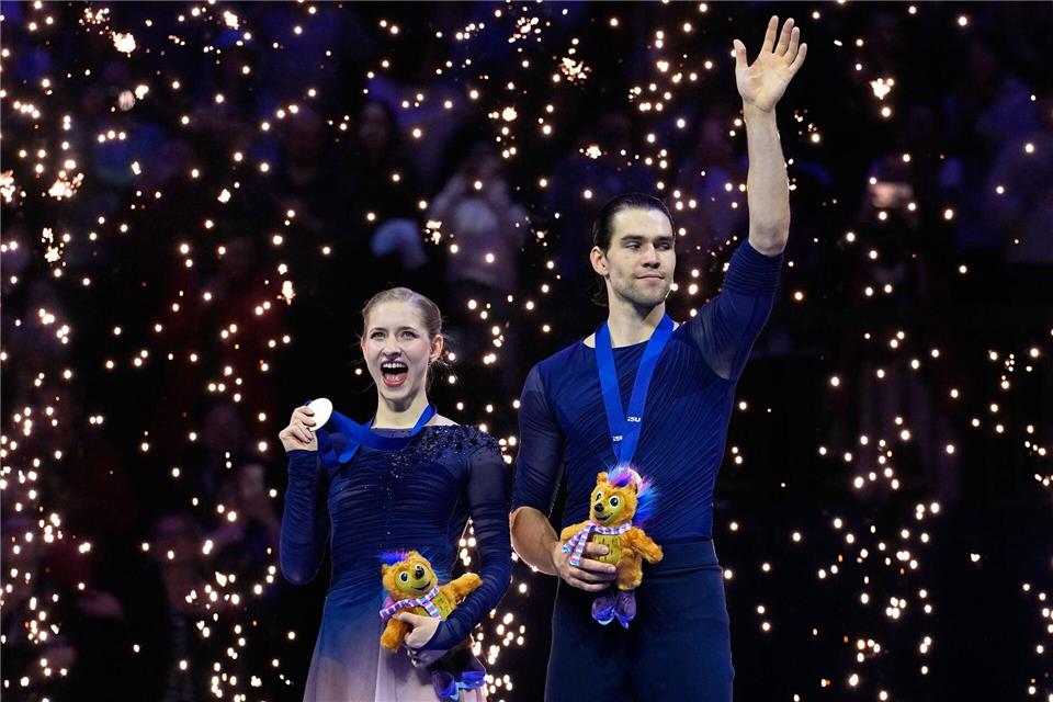 Minerva Hase (l) und Nikita Volodin holten erstmals WM-Gold im Paarlaufen.Petr David Josek/AP/dpa