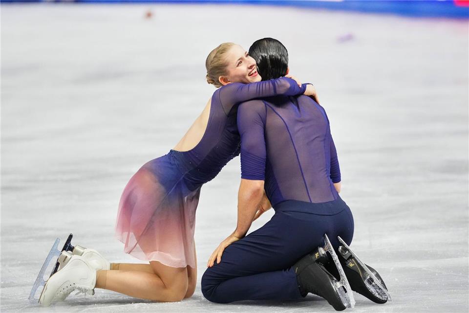 Minerva Hase (l) und Nikita Volodin krönten ihre Saison mit WM-Gold.Petr David Josek/AP/dpa