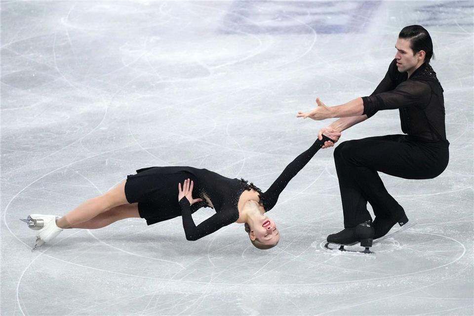 Minerva Hase (l) und Nikita Volodin liegen beim Grand-Prix-Finale nach dem Kurzprogramm nur auf dem fünften Rang.Hiro Komae/AP/dpa