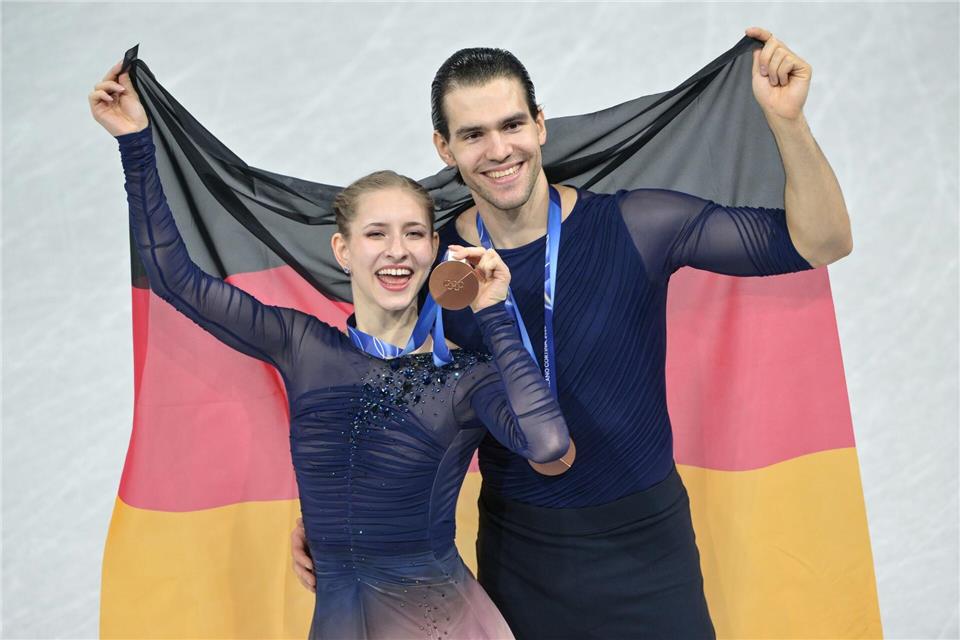 Minerva Hase (l) und Nikita Volodin (r) holten ihre erste olympische Medaille.Peter Kneffel/dpa
