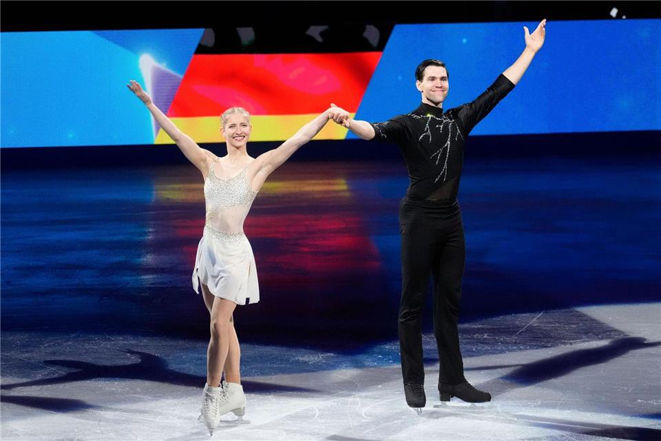 Minerva Hase (l) und Nikita Wolodin sorgten mit Silber für den deutschen Lichtblick bei der Eiskunstlauf-WM in Boston.Charles Krupa/AP/dpa
