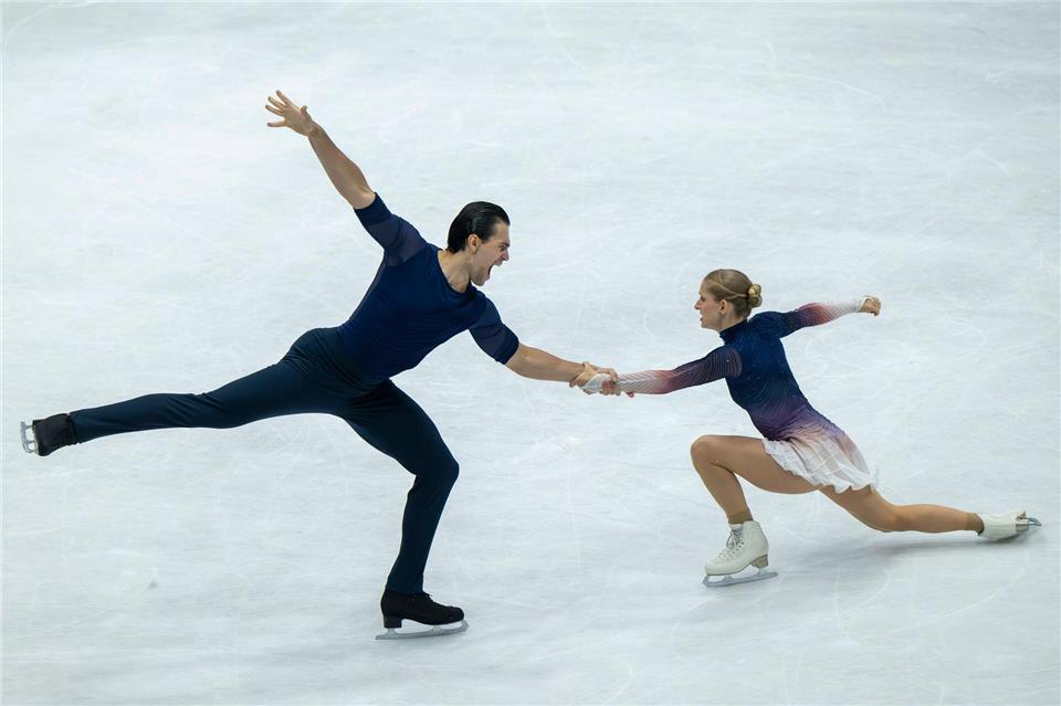 Minerva Hase (r) und Nikita Volodin feierten einen Traum-Einstand in die Olympia-Saison.Peter Kneffel/dpa