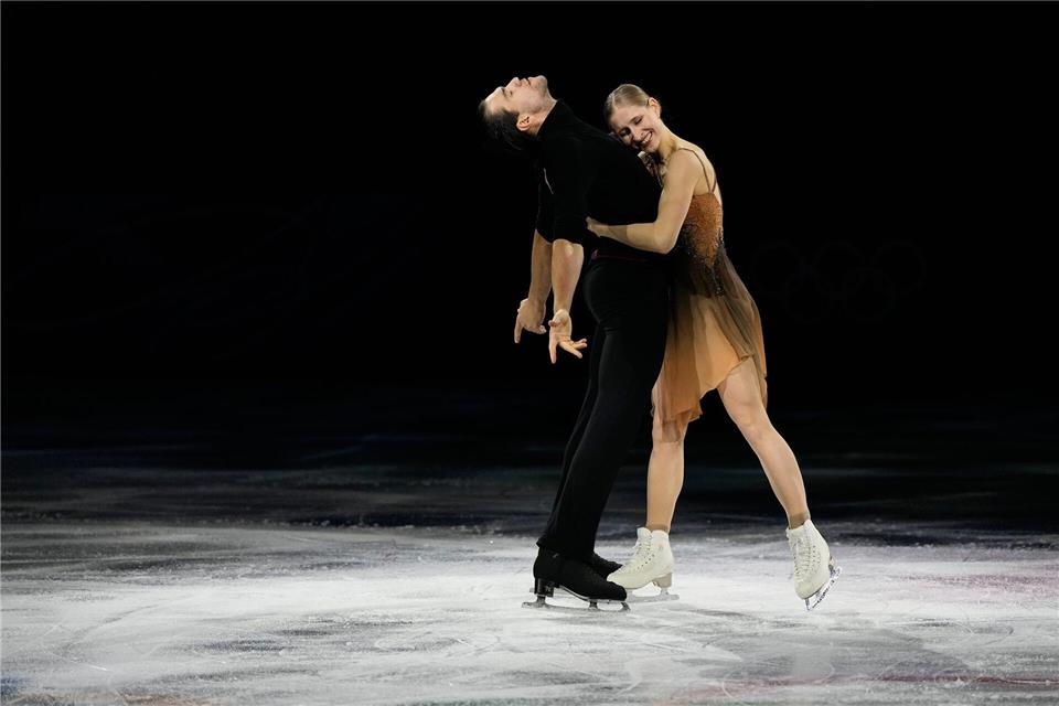 Minerva Hase (r) und Nikita Volodin hoffen auch bei der WM in Prag auf eine Topplatzierung.Ashley Landis/AP/dpa