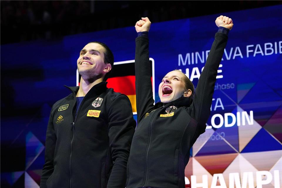 Minerva Hase (r) und Nikita Volodin jubelten ausgelassen über den WM-Titel.Petr David Josek/AP/dpa
