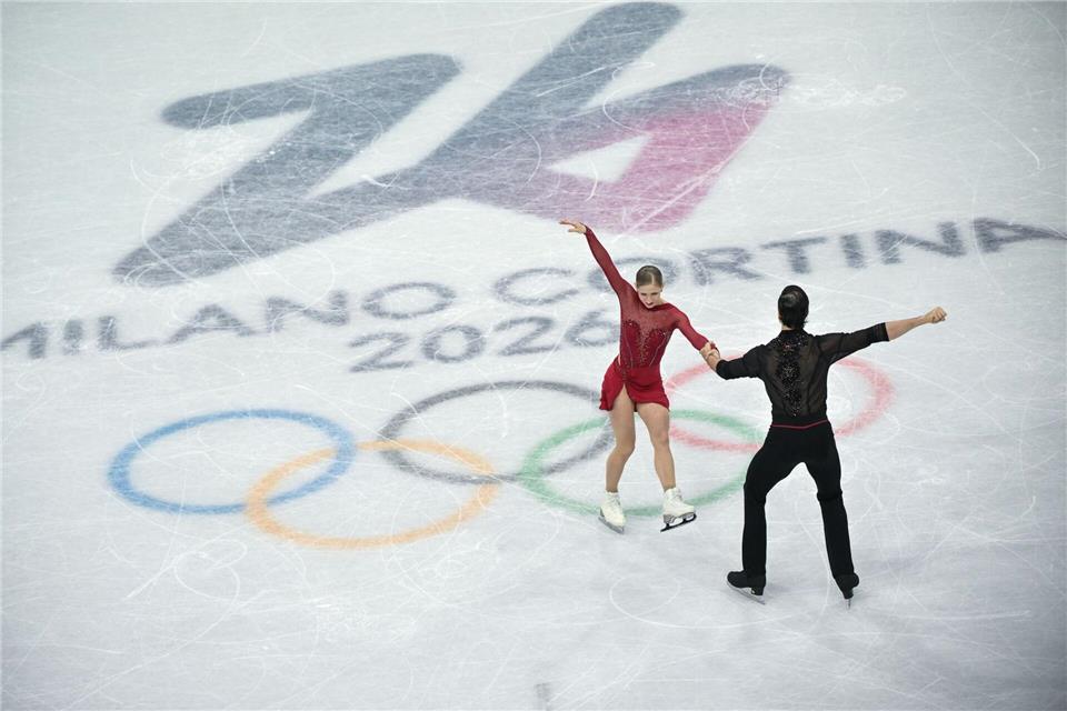 Minerva Hase und Nikita Volodin auf dem Eis bei den Olympischen Winterspielen Mailand Cortina 2026.Peter Kneffel/dpa