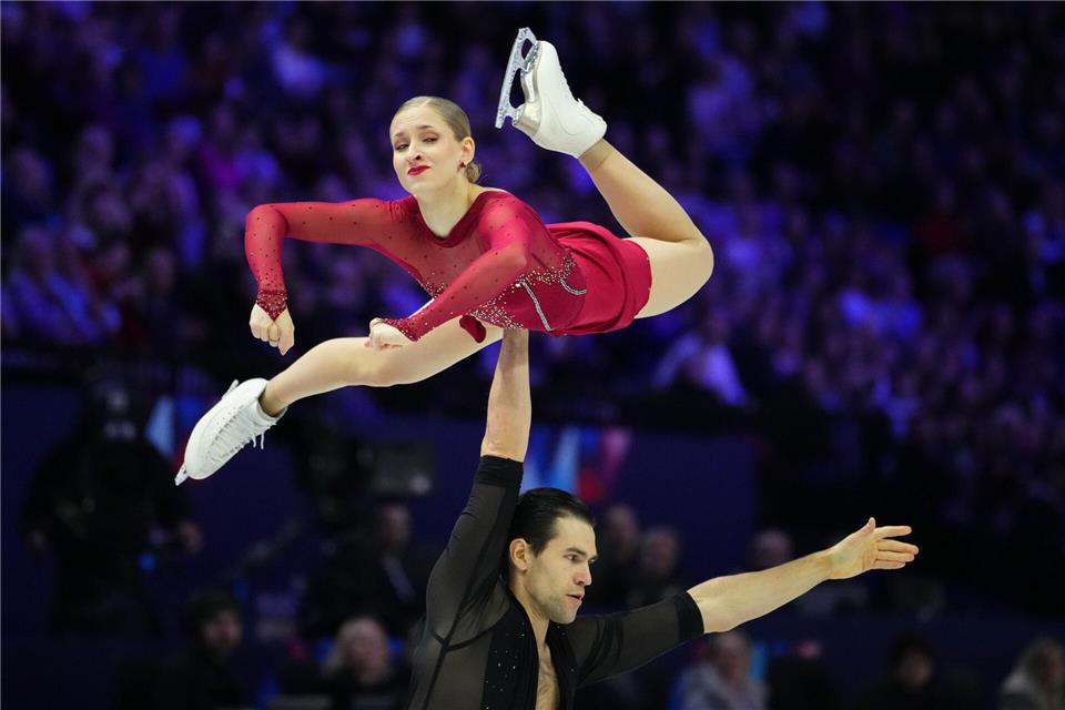Minerva Hase und Nikita Volodin haben im Paarlaufen erstmals WM-Gold gewonnen.Petr David Josek/AP/dpa