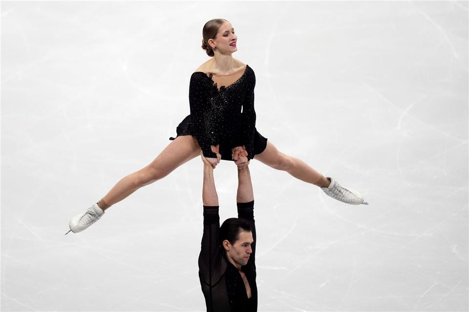 Minerva Hase und Nikita Volodin liegen nach dem Kurzprogramm bei der EM auf dem zweiten Platz.Mike Egerton/PA Wire/dpa