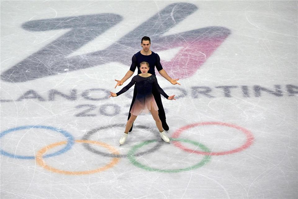 Minerva Hase (v) und Nikita Volodin (h) patzten in der Kür gleich mehrmals.Peter Kneffel/dpa