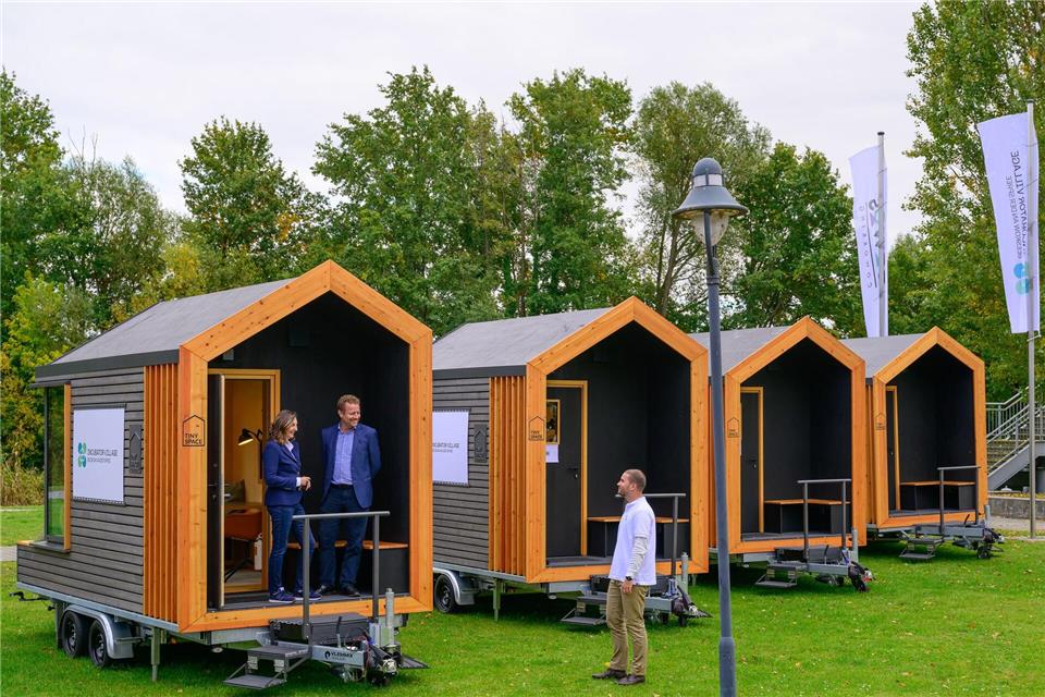 Mini-Büros auf der grünen Wiese: Sogenannte Tiny Spaces dienen als Arbeitsräume und Kreativwerkstatt im Start-up-Zentrum in Beeskow.Patrick Pleul/dpa