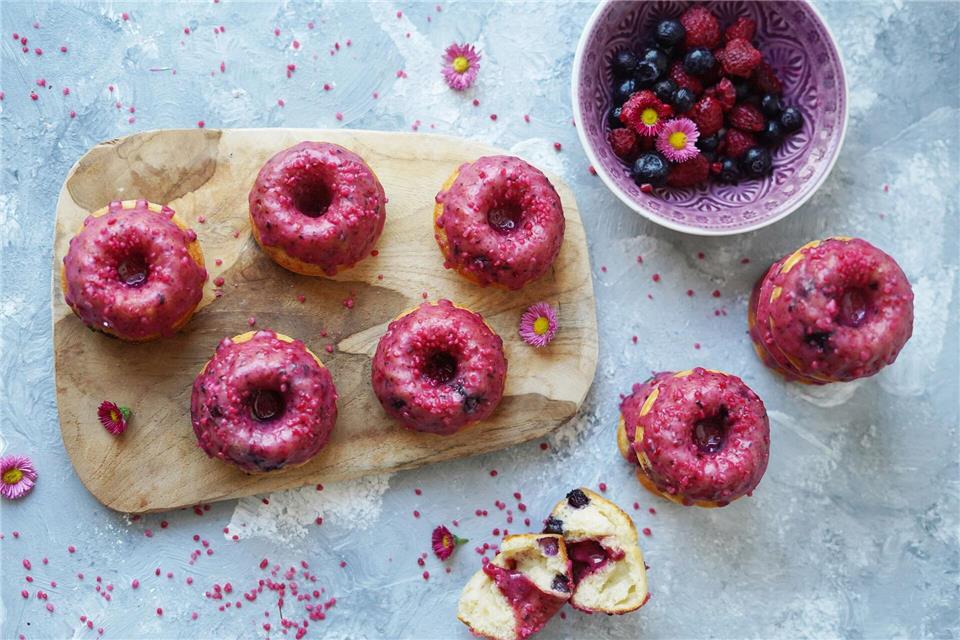 Mini-Guglhupfe mit Beerenguss passen wunderbar in die Beerensaison. Was man aber niemandem verraten muss: Sie sind mit TK-Beeren gemacht - das bekommt Textur und Farbe noch besser.Mareike Pucka/biskuitwerkstatt.de/dpa-tmn