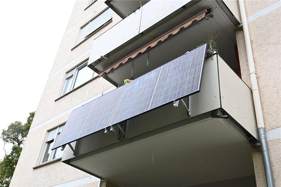 Mini-Solaranlagen am Balkon oder der Terrasse boomen in Baden-Württemberg.Bernd Weißbrod/dpa
