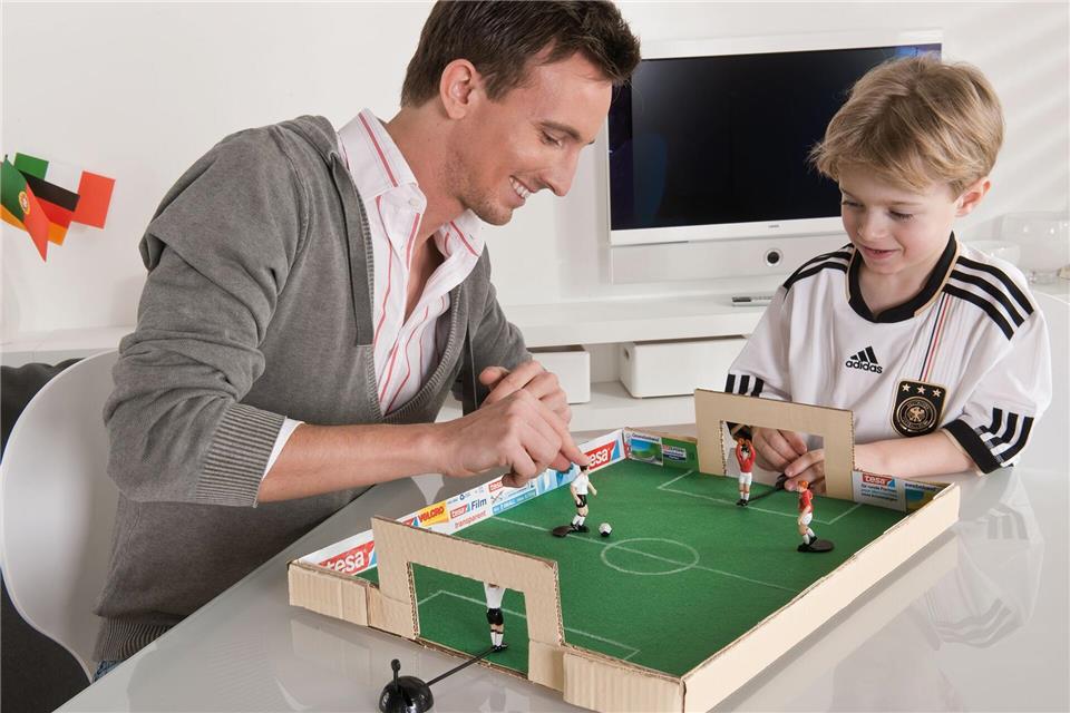 Mini-WM-Stadion selbstgemacht: Das Papp-Stadion lässt sich nach dem Spiel dank Klettband sogar flach zusammenlegen.-/Tesa/DIY Academy/dpa-tmn