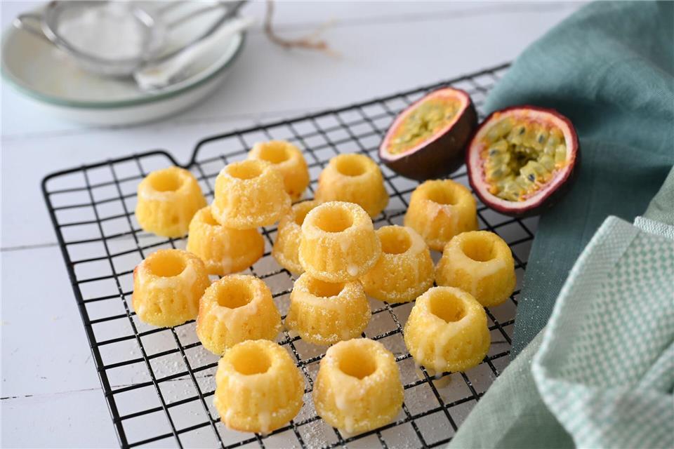 Noch mal ein süßer Sommergruß - mit diesen Mini-Guglhupf Mini, süß und sonnig: Die Mini-Guglhupf werden nicht mit Milch, sondern mit Buttermilch gebacken. So werden sie schön saftig.Julia Uehren/loeffelgenuss.de/dpa-tmn