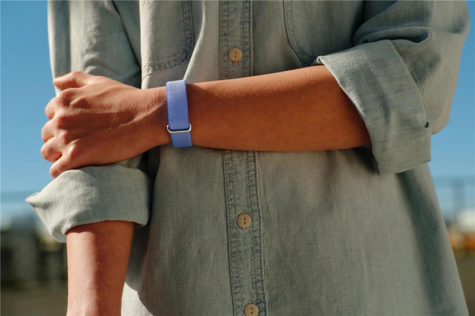 Minimalismus ist Trumpf: Das Fitbit Air ist ein schlichtes Armband, das im Hintergrund unauffällig und fleißig Vitaldaten sammeln.-/Google/dpa-tmn