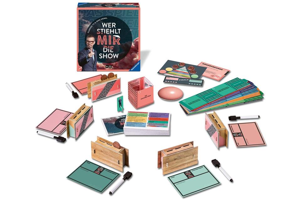 Minimum 3 und maximal 5 Spielende ab 10 Jahren treten bei „Wer stiehlt mir die Show?“ an. In bis zu eineinhalb Stunden pro Spielrunde muss man etwa Wissensfragen beantworten, Antwortsätze rückwärts formulieren oder Songs gurgeln. Ravensburger/dpa-tmn