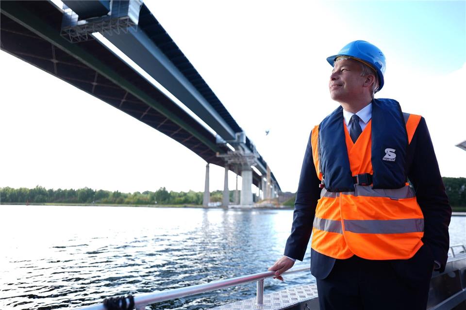 Minister Bilger kam zum Baustellenbesuch an die Rader Hochbrücke. Marcus Brandt/dpa
