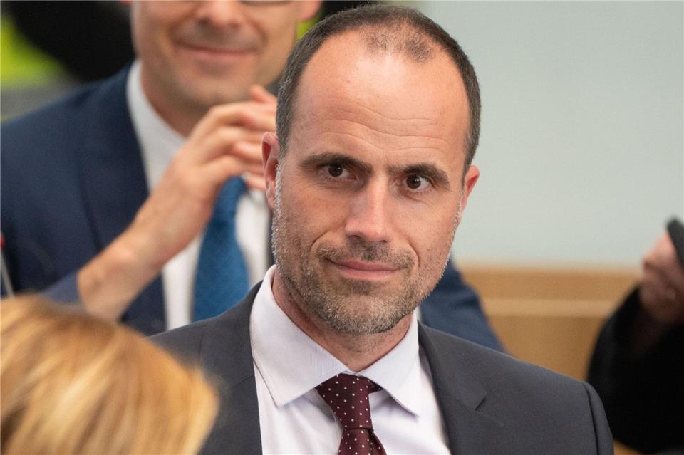 Minister Hoch betont, dass die medizinische Versorgung in Prüm weitergehen solle. (Archivbild)Sebastian Gollnow/dpa