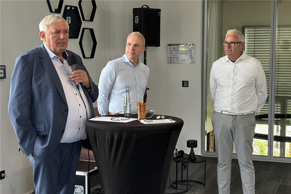 Minister Karl-Josef Laumann besucht die Firma Grütering, hier mit den Geschäftsführern Markus und Michael Grütering.