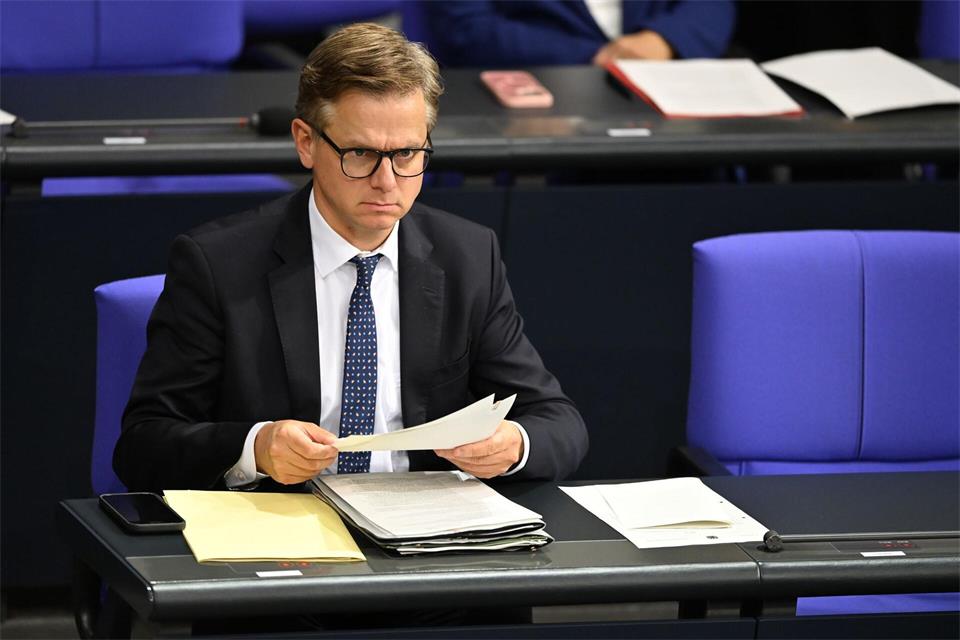 Minister Linnemann pocht auf eine Gegenfinanzierung zusätzlicher Ausgaben. (Archivbild) Michael Brandt/dpa