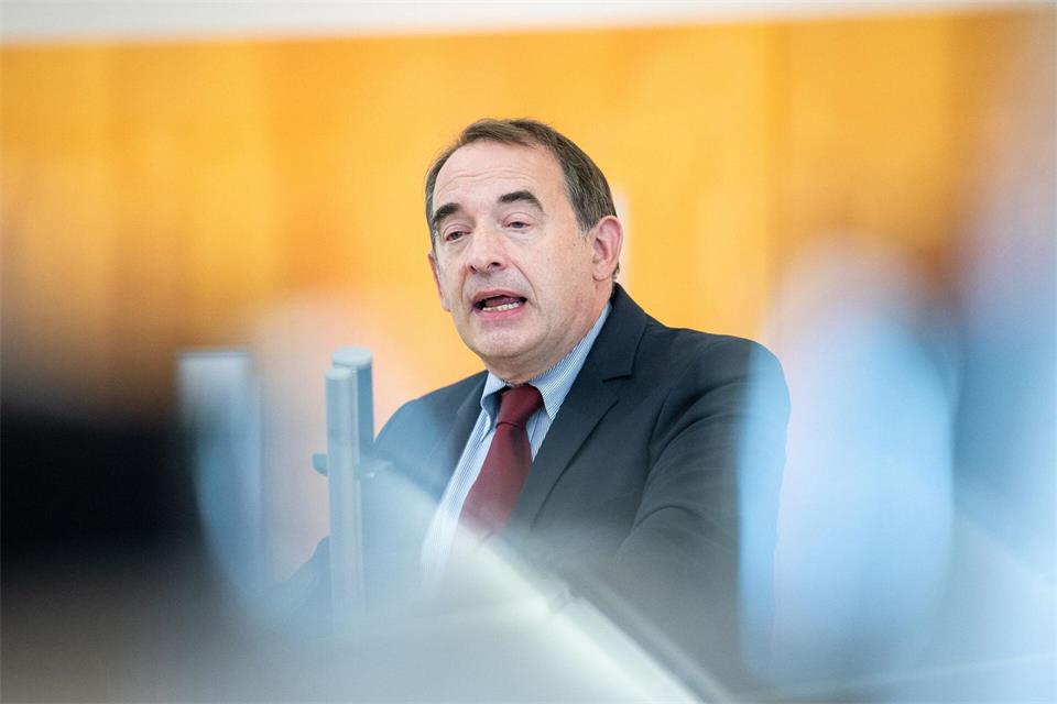 Minister Lorz stimmt das Land auf einen Sparkurs ein. Hannes P. Albert/dpa