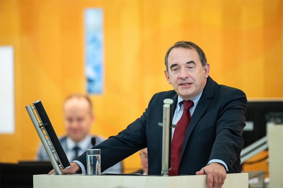 Minister Lorz stimmte die Bürgerinnen und Bürger über das kommende Jahr hinaus aufs Sparen ein. Hannes P. Albert/dpa