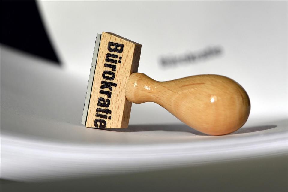 Minister Manfred Pentz (CDU) will im Herbst ein zweites Bürokratieabbaugesetz in den Landtag einbringen. (Symbolbild) Ralf Hirschberger/dpa-Zentralbild/dpa