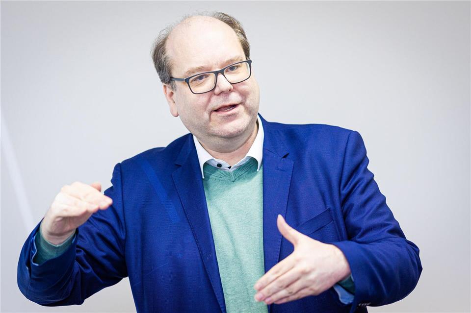 Minister Meyer freut sich darüber, dass in Emden künftig alte Schiffe recycelt werden können. (Archivbild).Moritz Frankenberg/dpa