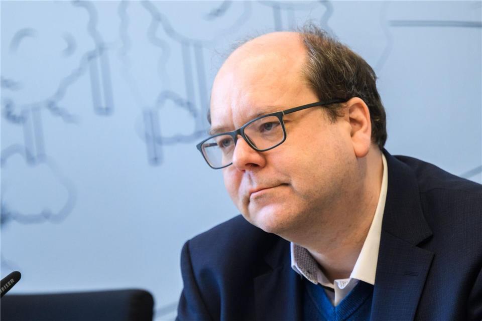 Minister Meyer meint: Auf Verpackungen soll auch deutlicher darauf hingewiesen werden, dass Feuchttücher nicht in die Toilette gehören.Julian Stratenschulte/dpa