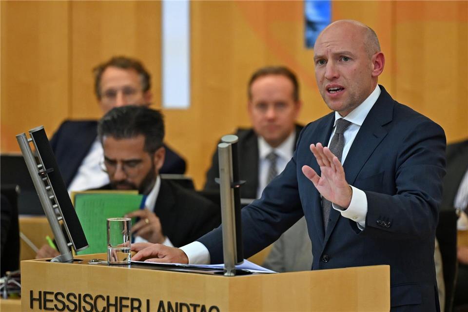 Minister Pentz warb im Landtag für sein geplantes Bürokratieabbaugesetz.Michael Brandt/dpa