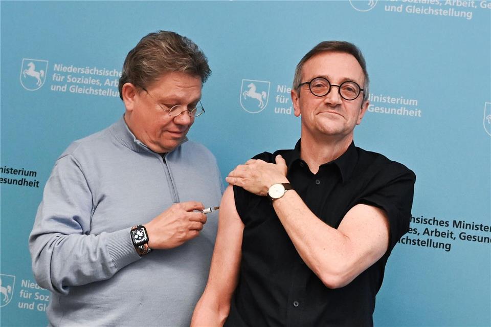 Minister Philippi (l) und Gesundheitsamtspräsident Feil impften sich gegenseitig gegen Grippe.Shireen Broszies/dpa