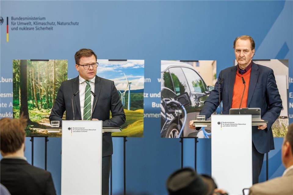 Minister Schneider und UBA-Präsident Messner stellen die Klimabilanz 2025 vor.Andreas Gora/dpa