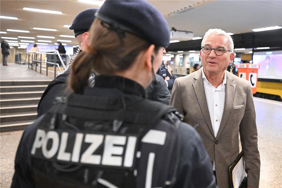 Minister Strobl tauschte sich mit Polizisten aus.Bernd Weißbrod/dpa