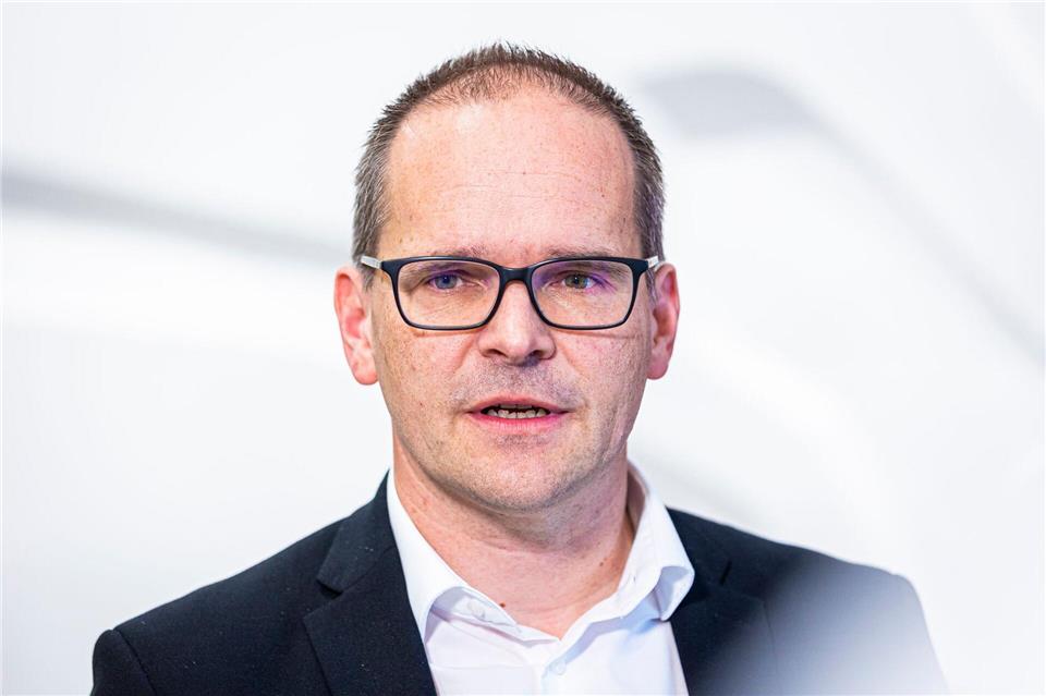 Minister Tonne dringt auf eine stabile und faire Finanzierung des D-Tickets. (Archivbild)Moritz Frankenberg/dpa