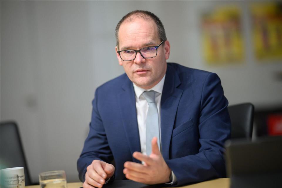 Minister Tonne fordert einen Maßnahmenmix für die Chemieindustrie – mit niedrigeren Energiepreisen, weniger Bürokratie und Schutz vor Dumpingimporten aus China. (Archivbild)Julian Stratenschulte/dpa