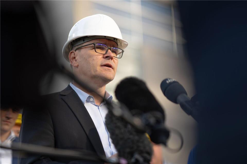 Land will 1,8 Milliarden in Infrastruktur investieren Minister Tonne verspricht Fortschritt: Eine „Charta für Infrastruktur“ soll Bauprojekte schneller machen. (Archivbild)Izabella Mittwollen/dpa