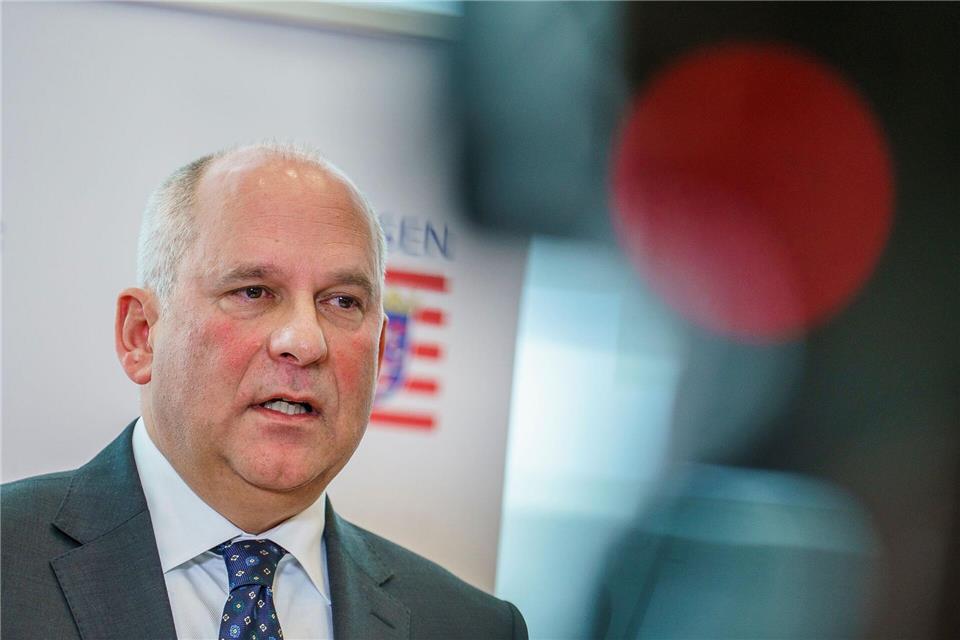 Minister: „Wer rechtskräftig wegen einer Straftat verurteilt wurde hat gezeigt, dass er die Rechtsordnung nicht vollständig respektiert.“ (Archivbild)Andreas Arnold/dpa