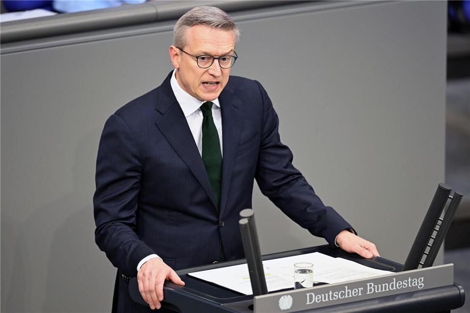 Minister Wildberger: KI wird Programmierer und Callcenter-Beschäftigte ersetzen. (Archivbild)Lilli Förter/dpa