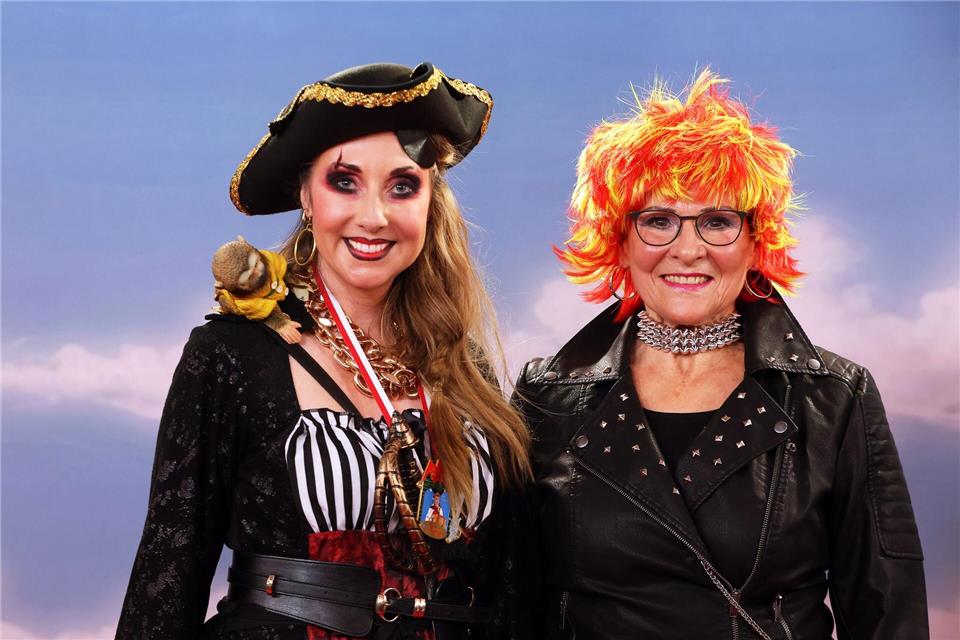 Ministerin Anna Stolz (links) kam als Piratin. Karl-Josef Hildenbrand/dpa