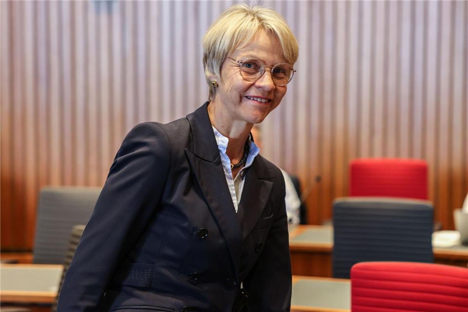 Ministerin Dorothee Feller (CDU) kommt in den Schulausschuss des Landtags (Archivfoto)Oliver Berg/dpa
