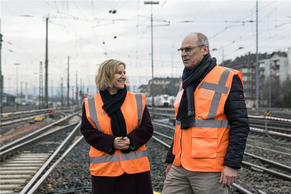 Ministerin Eder und Bahn-Manager Bolte sind sich einig, dass die Kommunikation der Bahn rund um Baustellen und Einschränkungen besser geworden ist.Hannes P. Albert/dpa